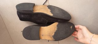 Zapato "El Ganso" ante negro hombre