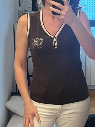 Camiseta marrón con mariposa Talla M