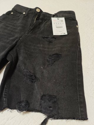 Pantalón vaquero negro desgarrado Totalmente nuevo