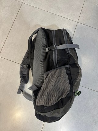 Mochila de trekking negra y gris