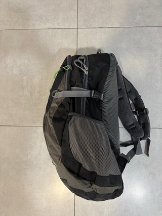 Mochila de trekking negra y gris