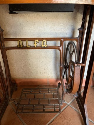 Máquina de coser antigua Alfa