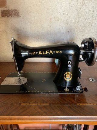 Máquina de coser antigua Alfa