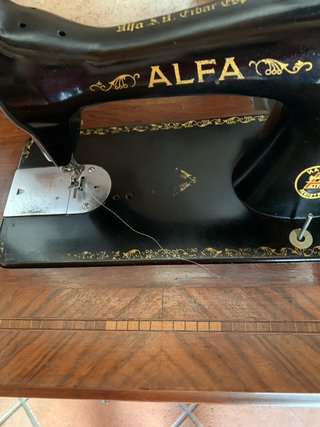 Máquina de coser antigua Alfa