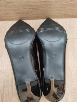Tacones charol negros con hebilla