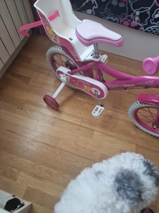 Bicicleta infantil rosa con ruedines