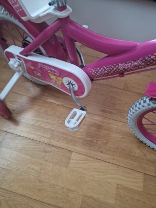 Bicicleta infantil rosa con ruedines