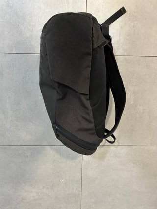 Mochila de viaje o senderismo negra y naranja