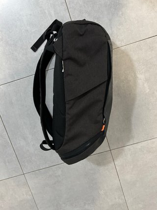 Mochila de viaje o senderismo negra y naranja