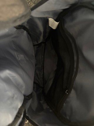 Mochila de viaje o senderismo negra y naranja