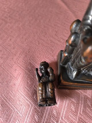 Figura de la Virgen de Montserrat, Bronce