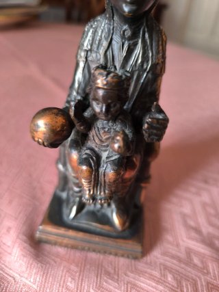 Figura de la Virgen de Montserrat, Bronce