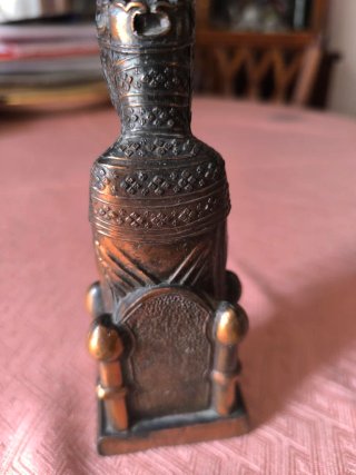 Figura de la Virgen de Montserrat, Bronce