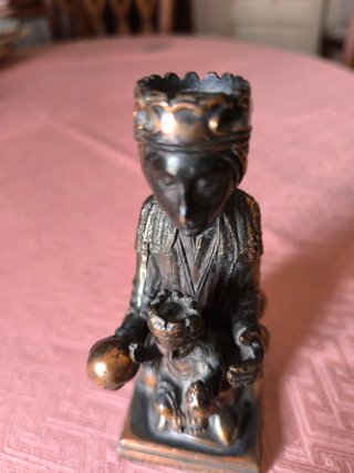 Figura de la Virgen de Montserrat, Bronce