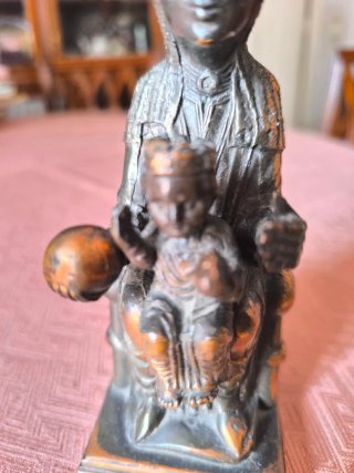 Figura de la Virgen de Montserrat, Bronce