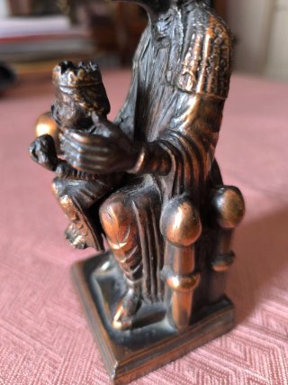 Figura de la Virgen de Montserrat, Bronce
