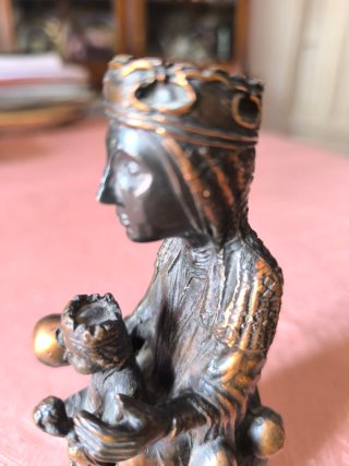 Figura de la Virgen de Montserrat, Bronce