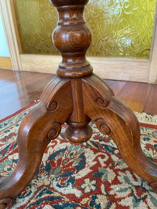 Mesilla de madera tallada