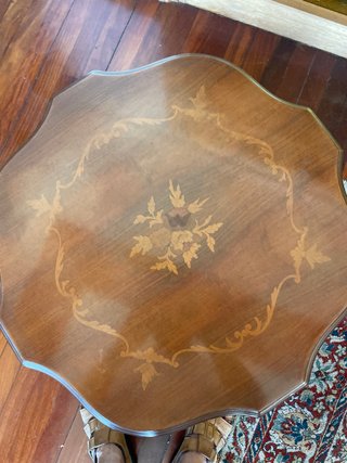 Mesilla de madera tallada
