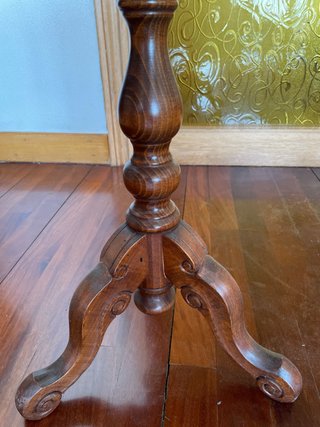 Mesilla de madera tallada