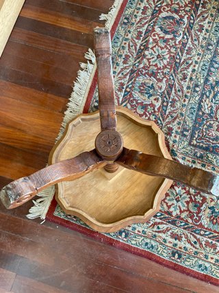 Mesilla de madera tallada