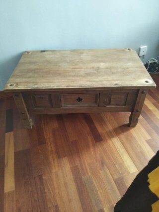 Mesa de centro de madera con cajón