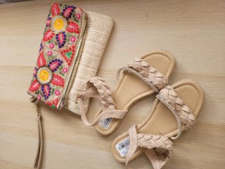 Sandalia y cartera de mano bordada