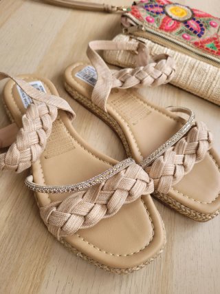 Sandalia y cartera de mano bordada