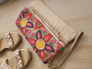 Sandalia y cartera de mano bordada