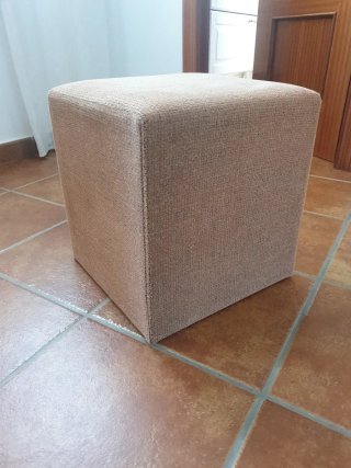 Pouf quadrato marrone in tessuto per la casa, sofass