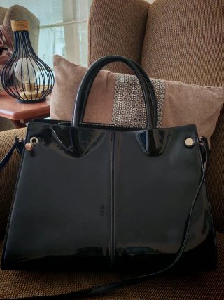 Elegante bolso  negro charol