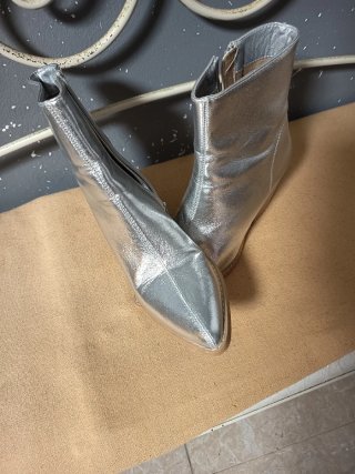Botines de piel plateado