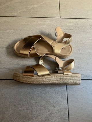 Sandalias doradas niña