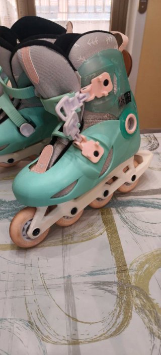 Pattini in linea con casco e protezioni