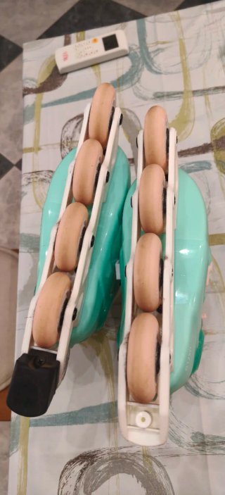Pattini in linea con casco e protezioni