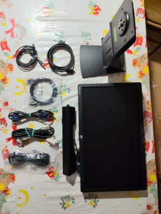 Monitor Negro con Soporte y Cables