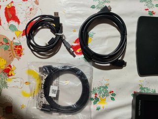 Monitor Negro con Soporte y Cables