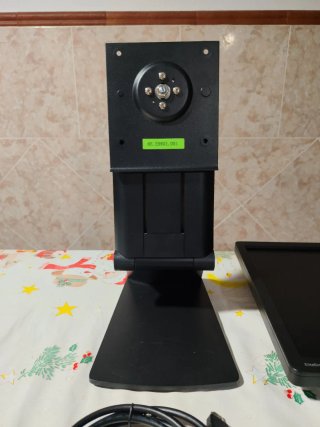 Monitor Negro con Soporte y Cables