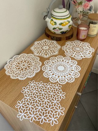 Tappeti decorativi in plastica bianchi