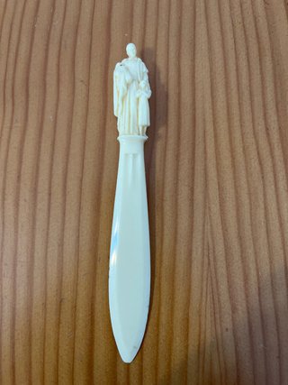 Abrecartas antiguo con figura religiosa