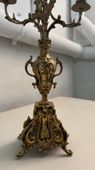 Candelabros de metal dorados