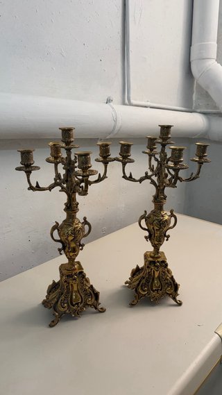 Candelabros de metal dorados