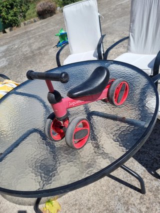 Triciclo infantil rojo y negro