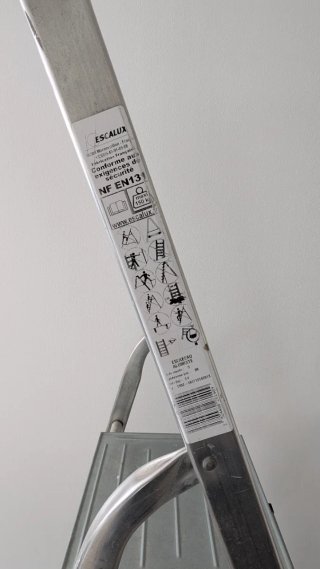 Escalera aluminio plegable 4 peldaños