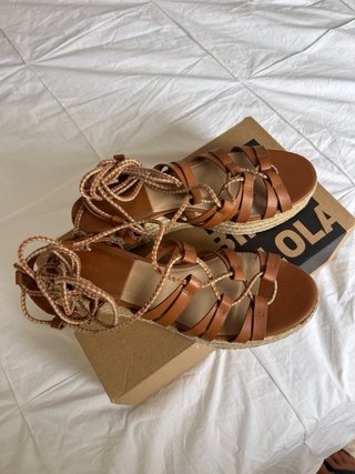 Sandalias marrones atadas talla 38