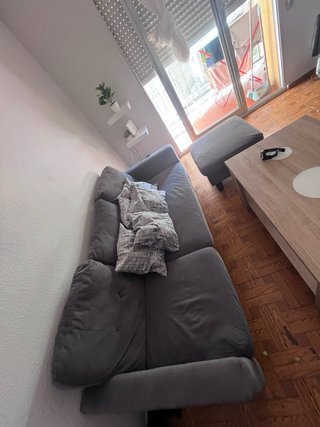 Sofá en L gris de tela con puff