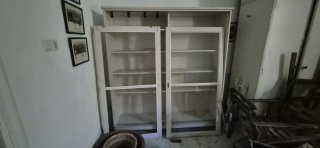 Aparador con puertas correderas de cristal