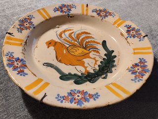 Plato antiguo artesanal gallo (1 de 2)