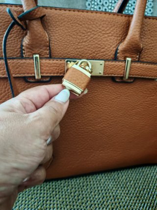 Bolso Marrón Elegante con Candado
