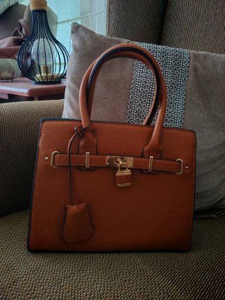 Bolso Marrón Elegante con Candado